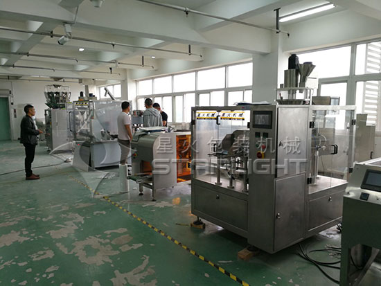 冰硼散粉劑灌裝旋蓋一體機廠房內實拍