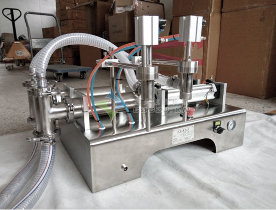 雙頭液體灌裝機整機廠房內實拍展示