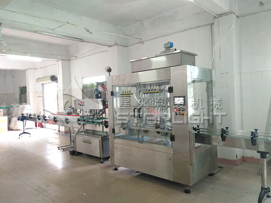 全自動葉面肥液體灌裝機廠房內實拍